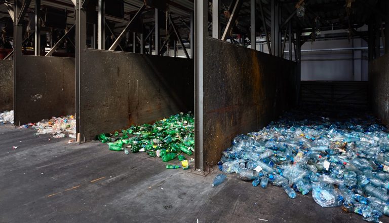 Gescheiden plastic flessen bij recycle centrum