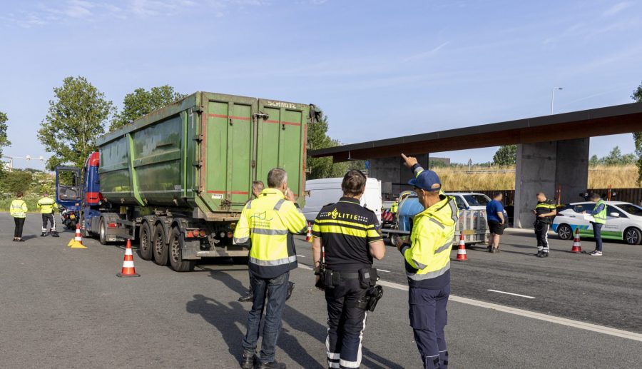 Toezichthouders van ODH en politie controleren een vrachtwagen op transportveiligheid
