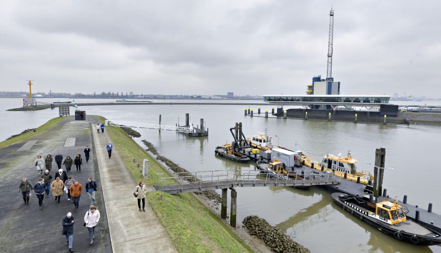 Statenleden en directeuren van de omgevingsdiensten bezoeken het havengebied van Rotterdam