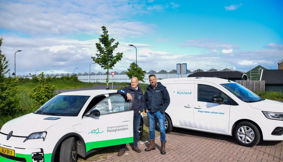 Medewerkers van Omgevingsdienst Haaglanden en Hoogheemraadschap Rijnland die voor dienstauto's staan.