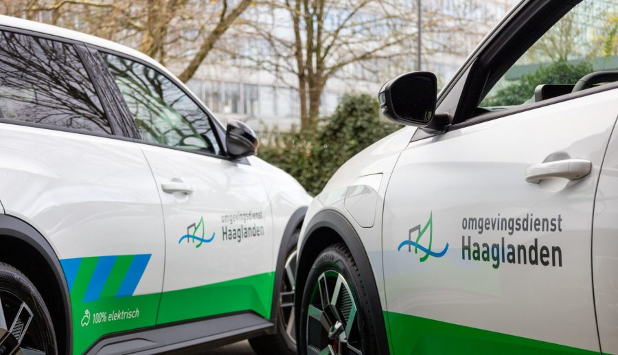 Twee schuin geparkeerde Omgevingsdienst Haaglanden dienstwagens