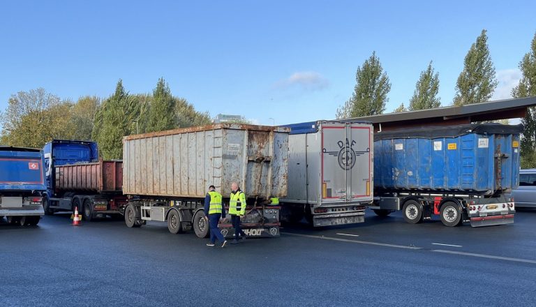 Geparkeerde vrachtwagens tijdens een controle