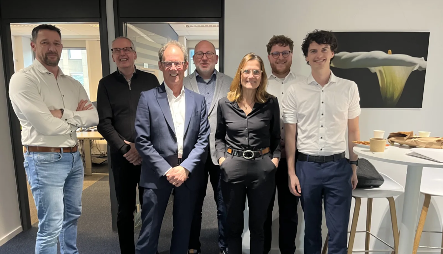 Verschillende personen van Omgevingsdienst Nederland op kantoor bezoek bij Omgevingsdienst Haaglanden.