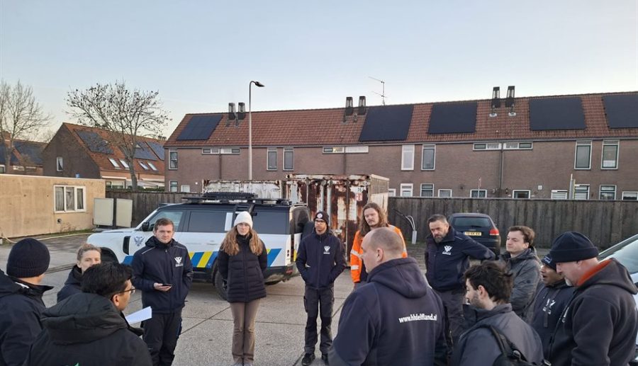 Groep personen in een woonwijk. Een samenwerking van ODH met Hoogheemraadschap van Delfland.